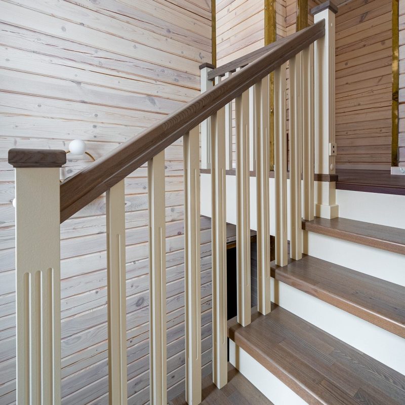 Облицовка металлической лестницы в деревянном доме ясенем