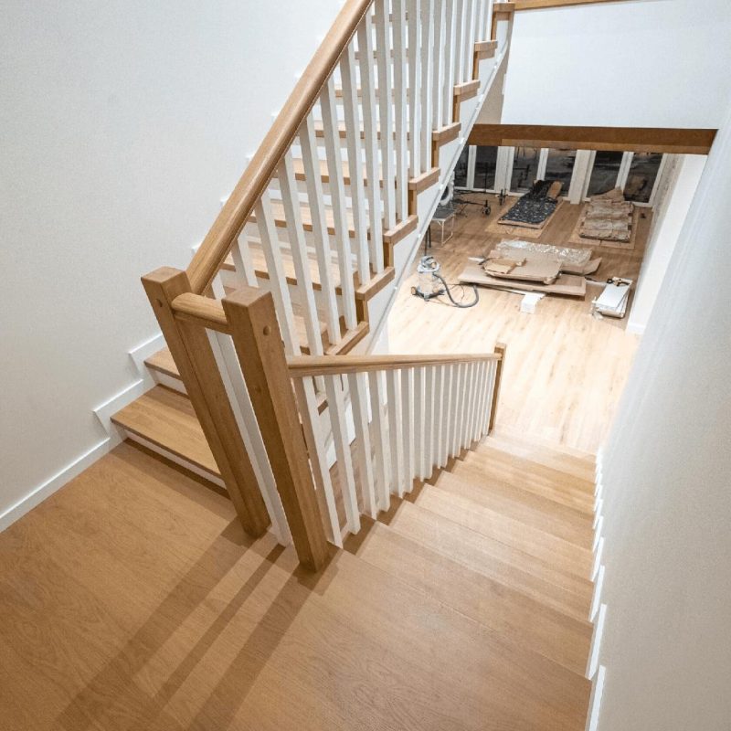 Облицовка металлокаркаса лестницы дубом с кладовкой