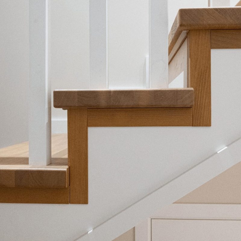 Облицовка металлокаркаса лестницы дубом с кладовкой