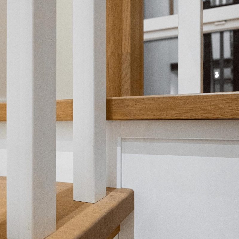 Облицовка металлокаркаса лестницы дубом с кладовкой