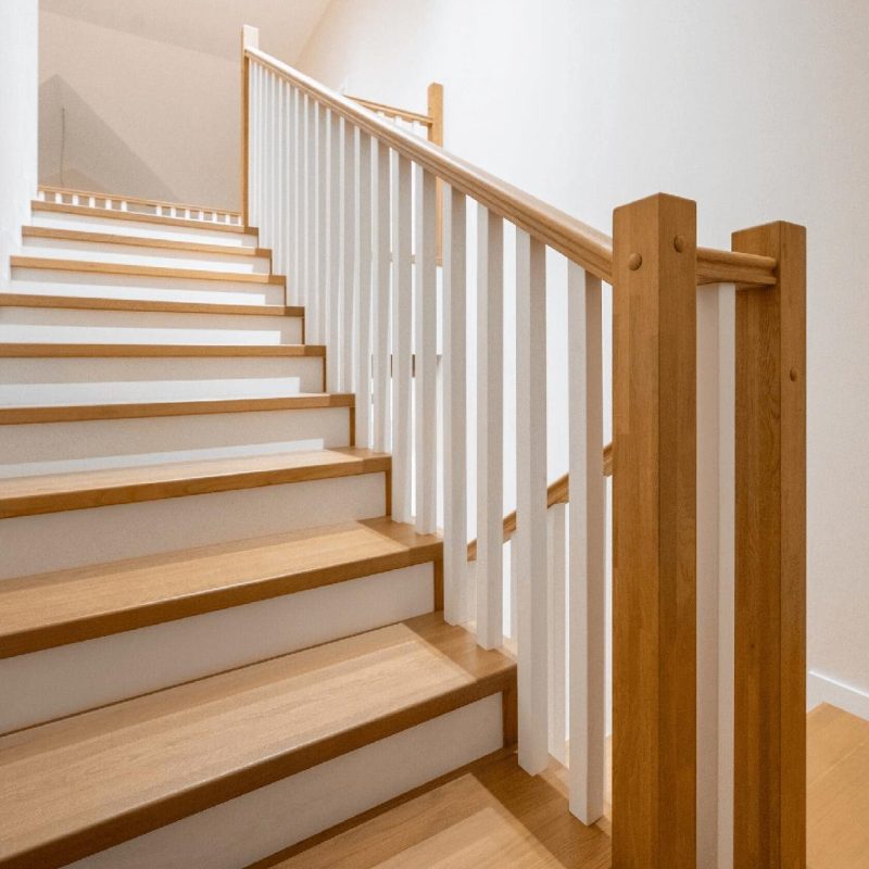 Облицовка металлокаркаса лестницы дубом с кладовкой