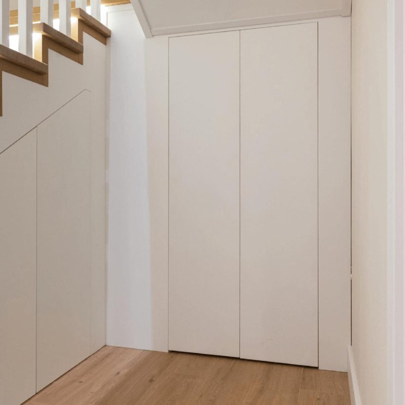 Облицовка металлокаркаса лестницы дубом с кладовкой