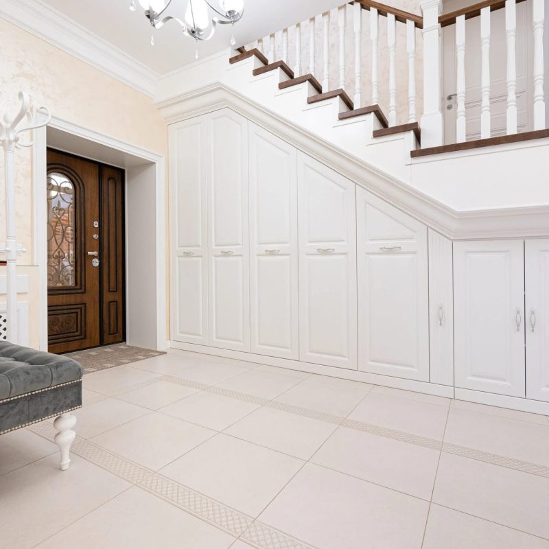 Облицовка прямой двухмаршевой металлической лестницы с кладовкой дубом