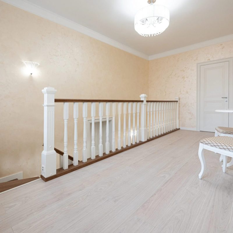 Облицовка прямой двухмаршевой металлической лестницы с кладовкой дубом