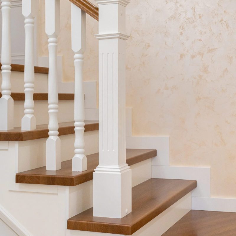 Облицовка прямой двухмаршевой металлической лестницы с кладовкой дубом