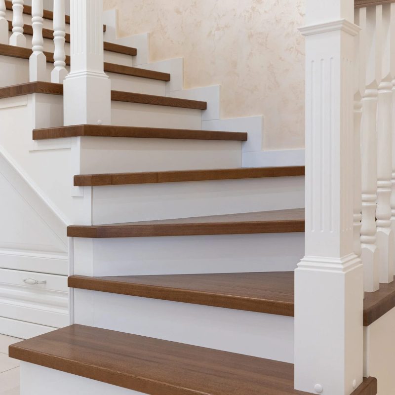 Облицовка прямой двухмаршевой металлической лестницы с кладовкой дубом