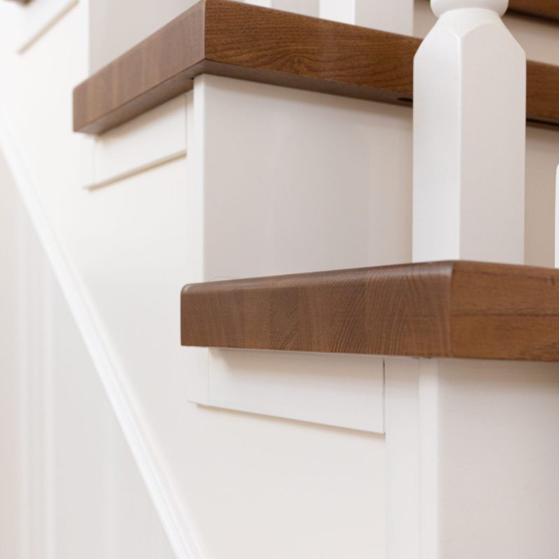 Облицовка прямой двухмаршевой металлической лестницы с кладовкой дубом