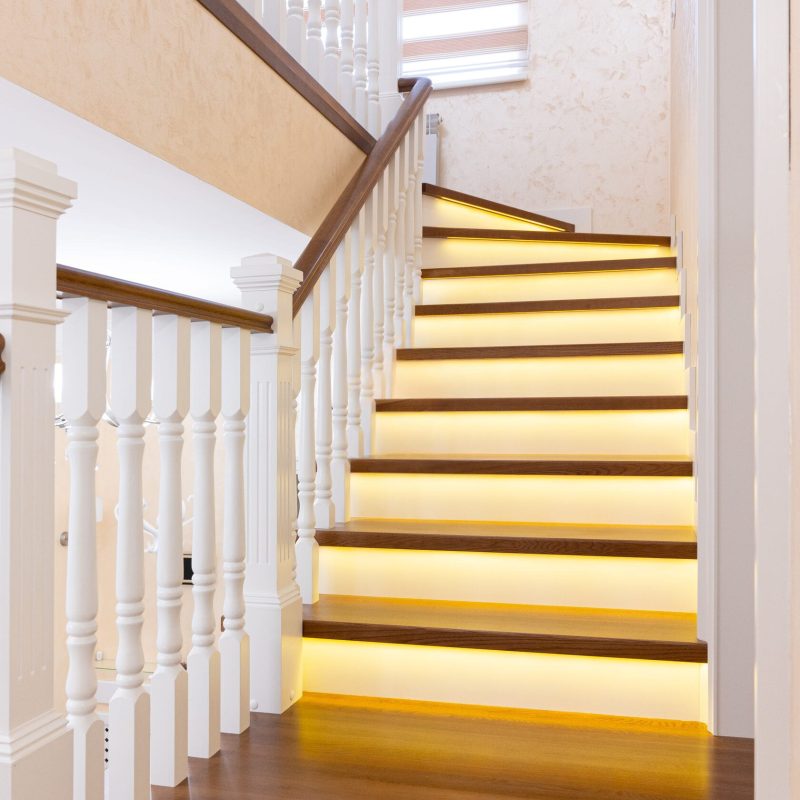 Облицовка прямой двухмаршевой металлической лестницы с кладовкой дубом