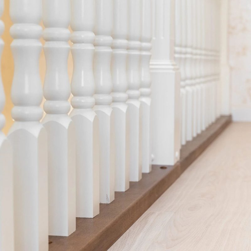 Облицовка прямой двухмаршевой металлической лестницы с кладовкой дубом