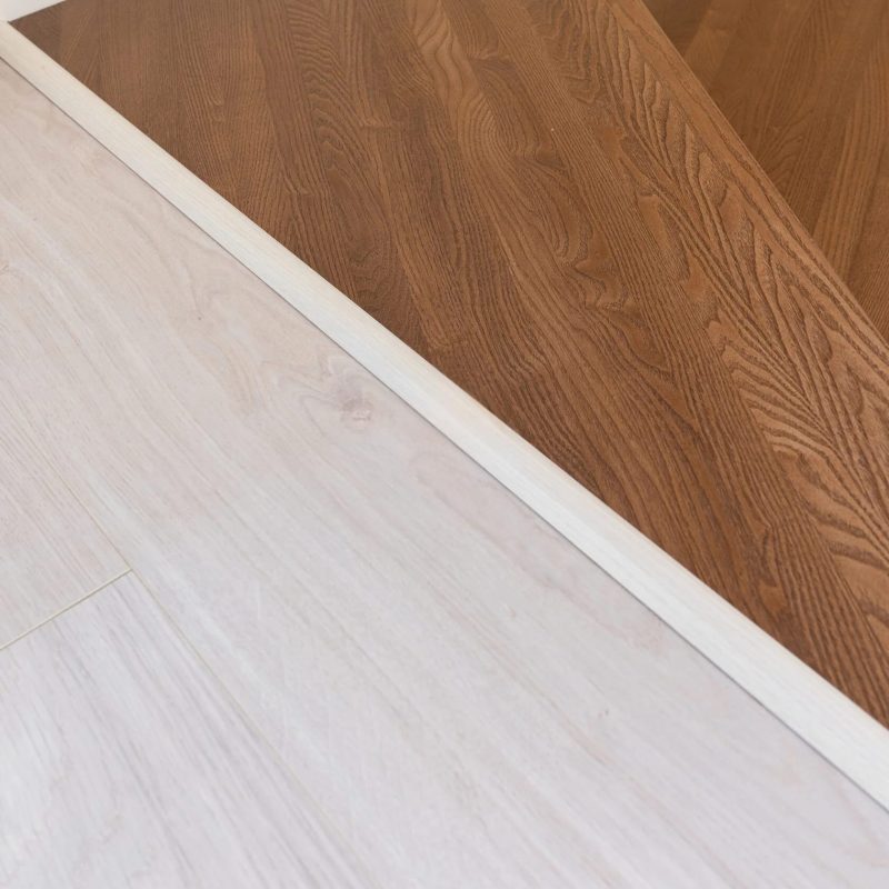 Облицовка прямой двухмаршевой металлической лестницы с кладовкой дубом