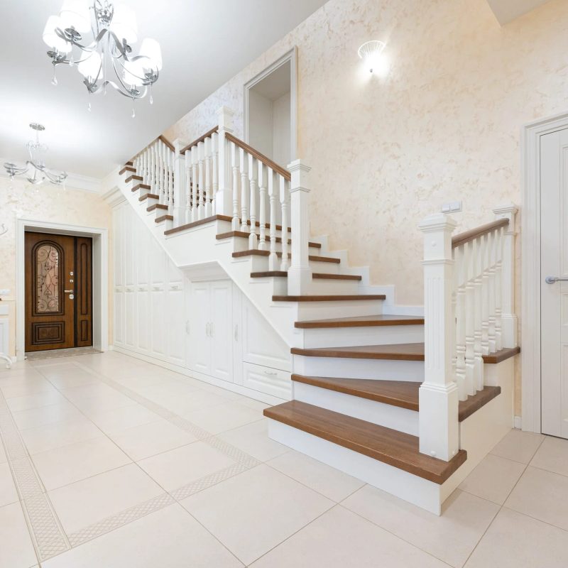 Облицовка прямой двухмаршевой металлической лестницы с кладовкой дубом