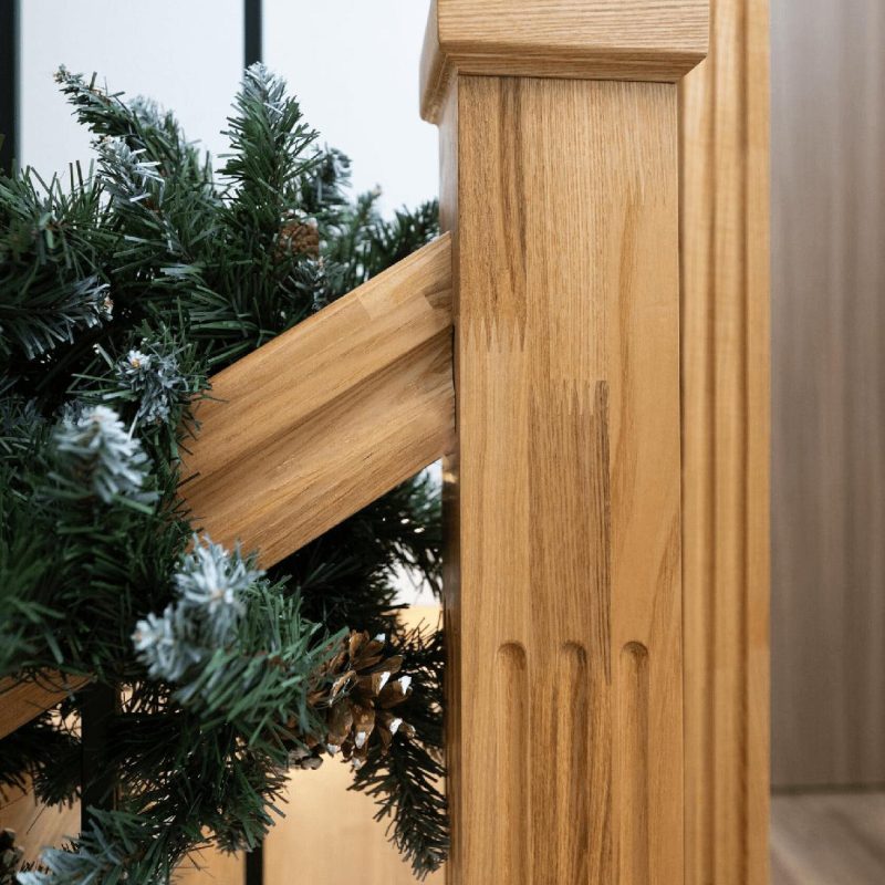 Обшивка бетонной лестницы ясенем с подсветкой в плинтусе