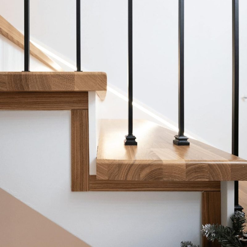 Обшивка бетонной лестницы ясенем с подсветкой в плинтусе