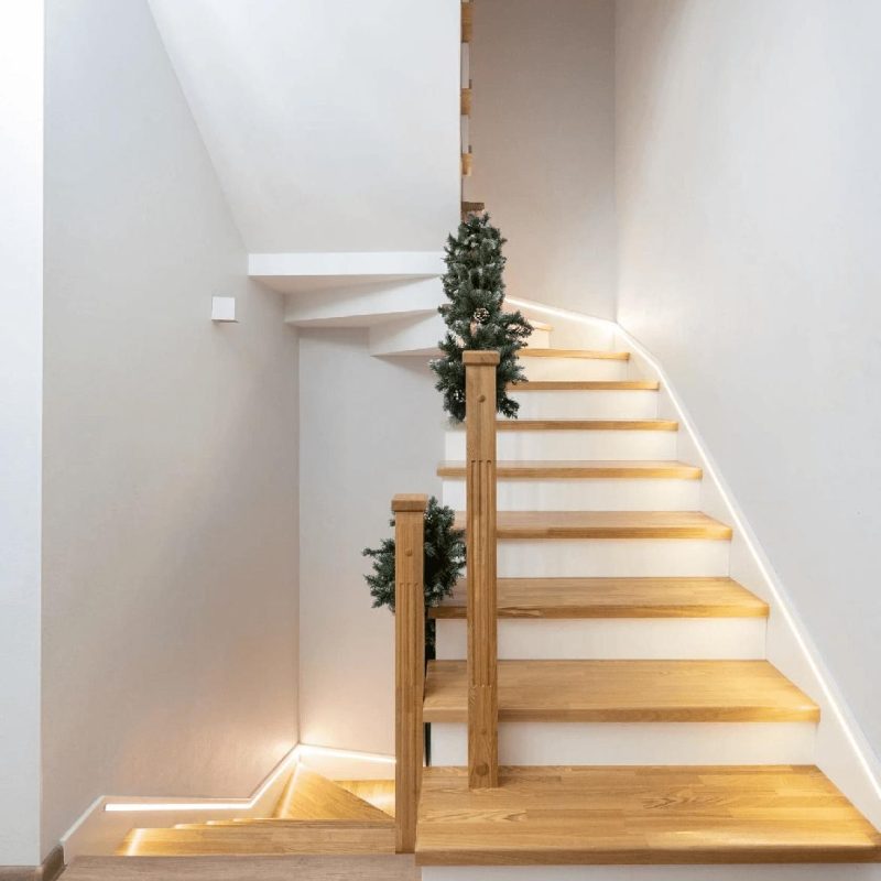 Обшивка бетонной лестницы ясенем с подсветкой в плинтусе