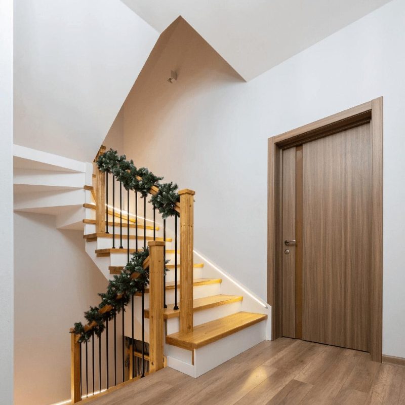 Обшивка бетонной лестницы ясенем с подсветкой в плинтусе