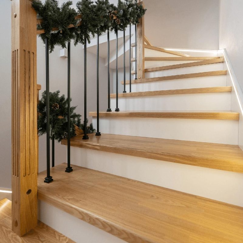 Обшивка бетонной лестницы ясенем с подсветкой в плинтусе