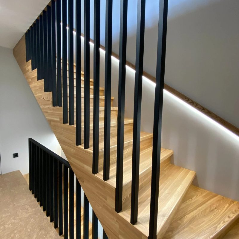 Обшивка лестницы на металлокаркасе ясенем без плинтуса с рейками