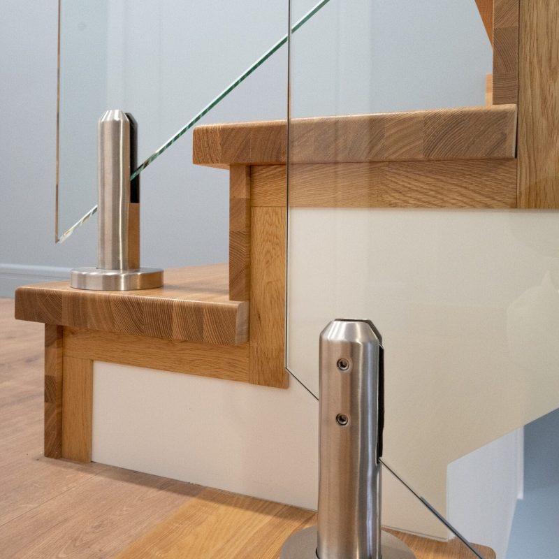 Обшивка лестницы на металлокаркасе с 1 на 3 этаж ясенем