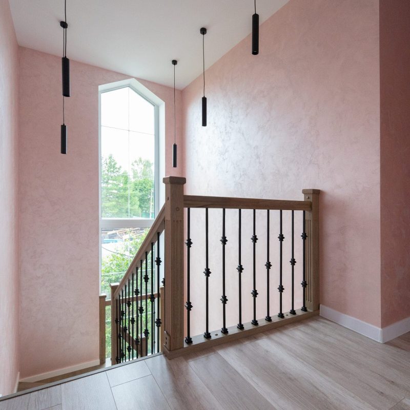 Обшивка металлического каркаса лестницы ясенем с кладовкой