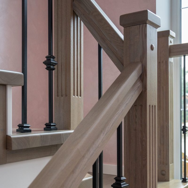 Обшивка металлического каркаса лестницы ясенем с кладовкой