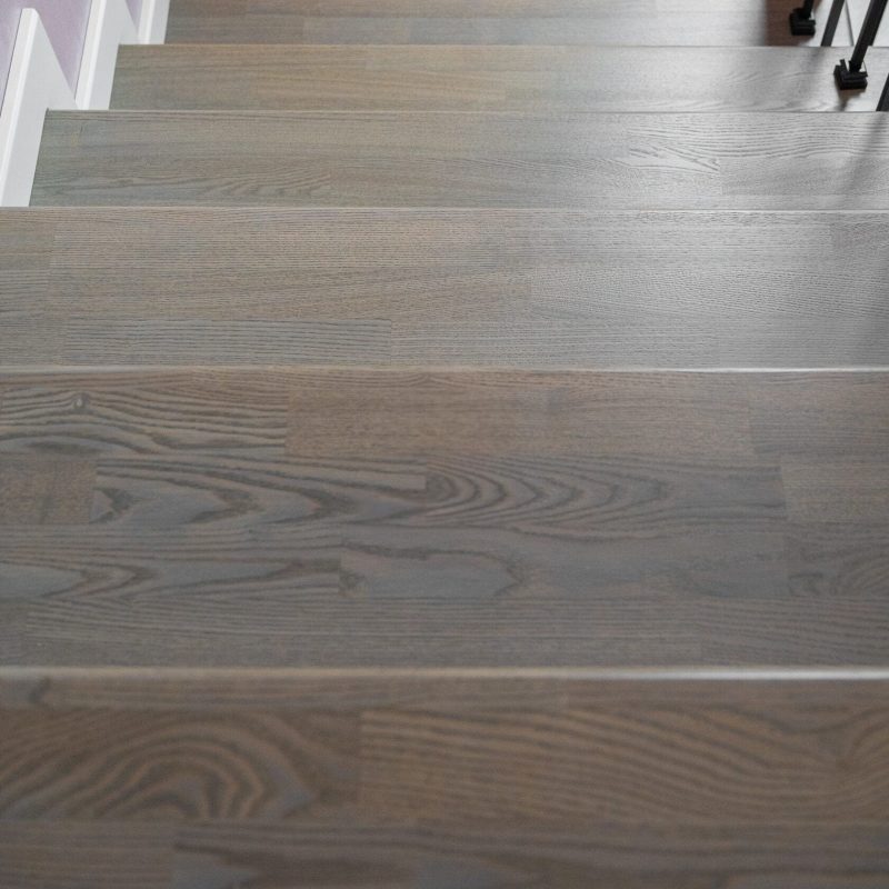 Обшивка металлического каркаса лестницы ясенем с кладовкой