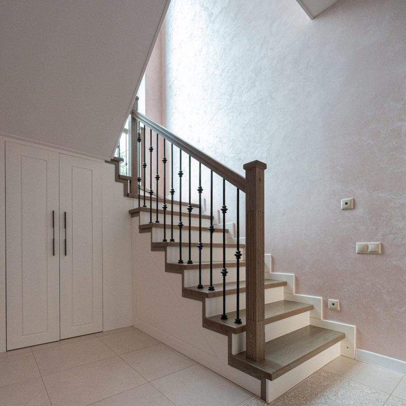 Обшивка металлического каркаса лестницы ясенем с кладовкой