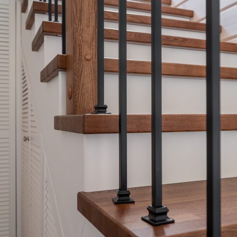 Обшивка металлического каркаса лестницы ясенем в брусовом доме