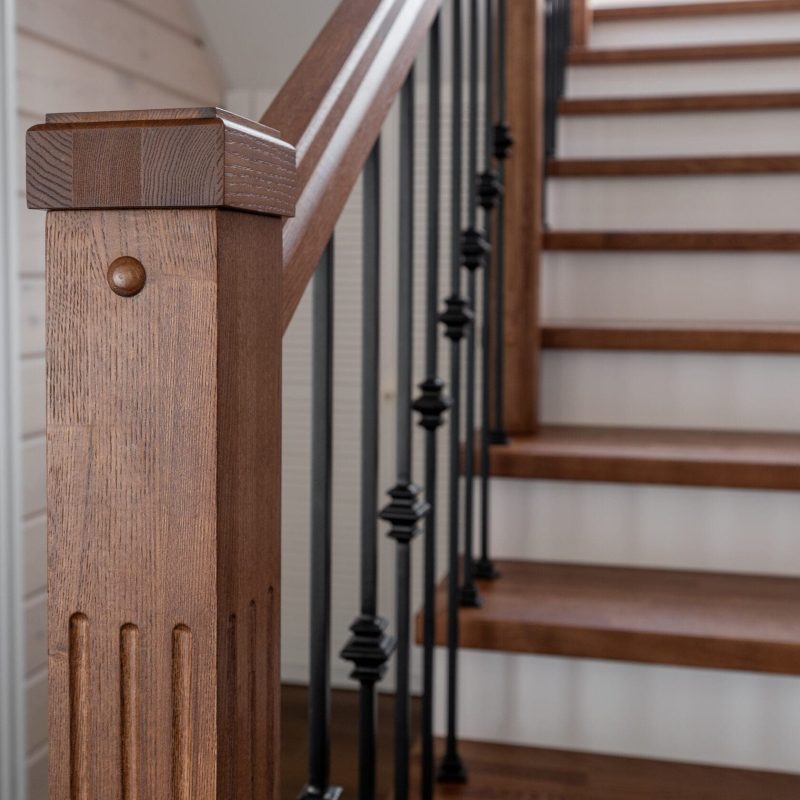 Обшивка металлического каркаса лестницы ясенем в брусовом доме