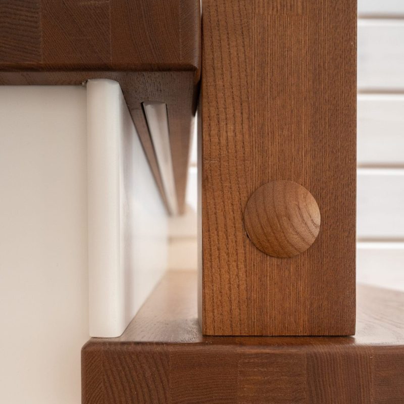 Обшивка металлического каркаса лестницы ясенем в брусовом доме