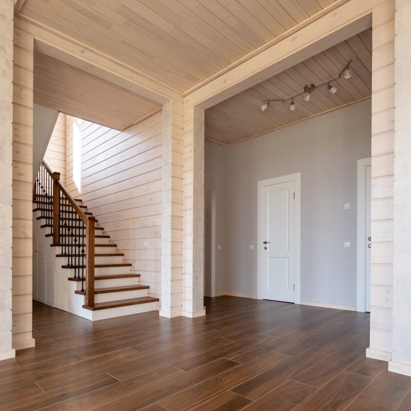 Обшивка металлического каркаса лестницы ясенем в брусовом доме