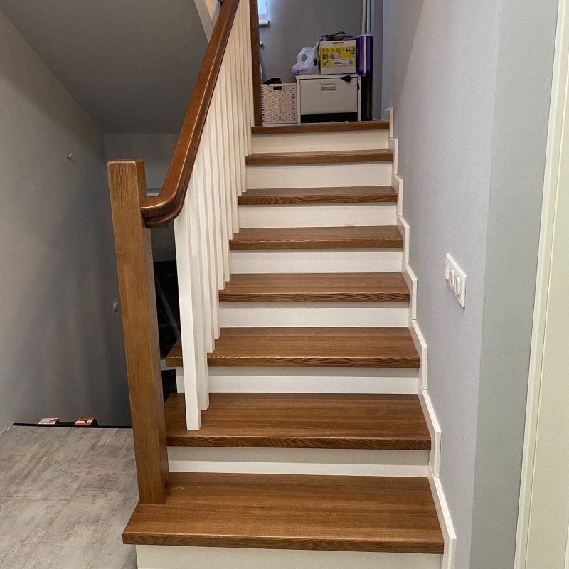 Обшивка металлического каркаса лестницы с 1 на 3 этаж ясенем