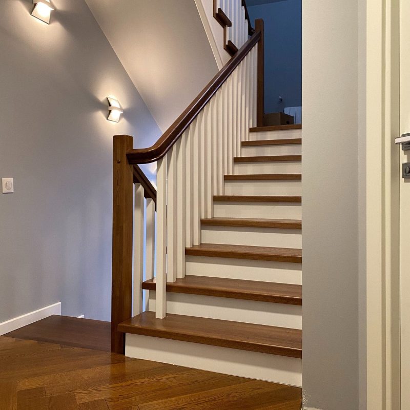 Обшивка металлического каркаса лестницы с 1 на 3 этаж ясенем