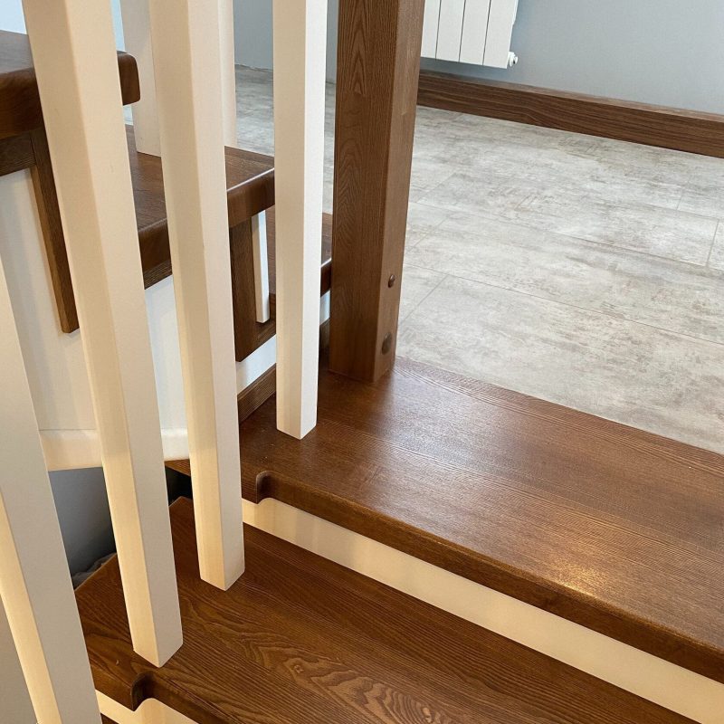 Обшивка металлического каркаса лестницы с 1 на 3 этаж ясенем