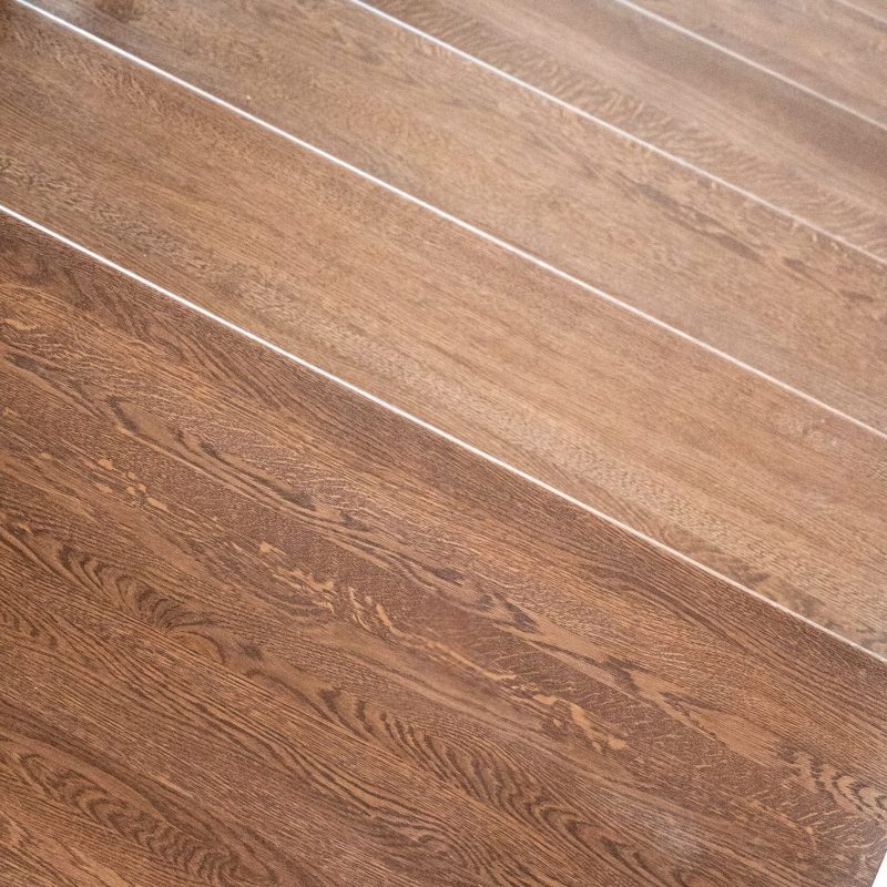 Обшивка металлокаркаса лестницы дубом с кованым ограждением