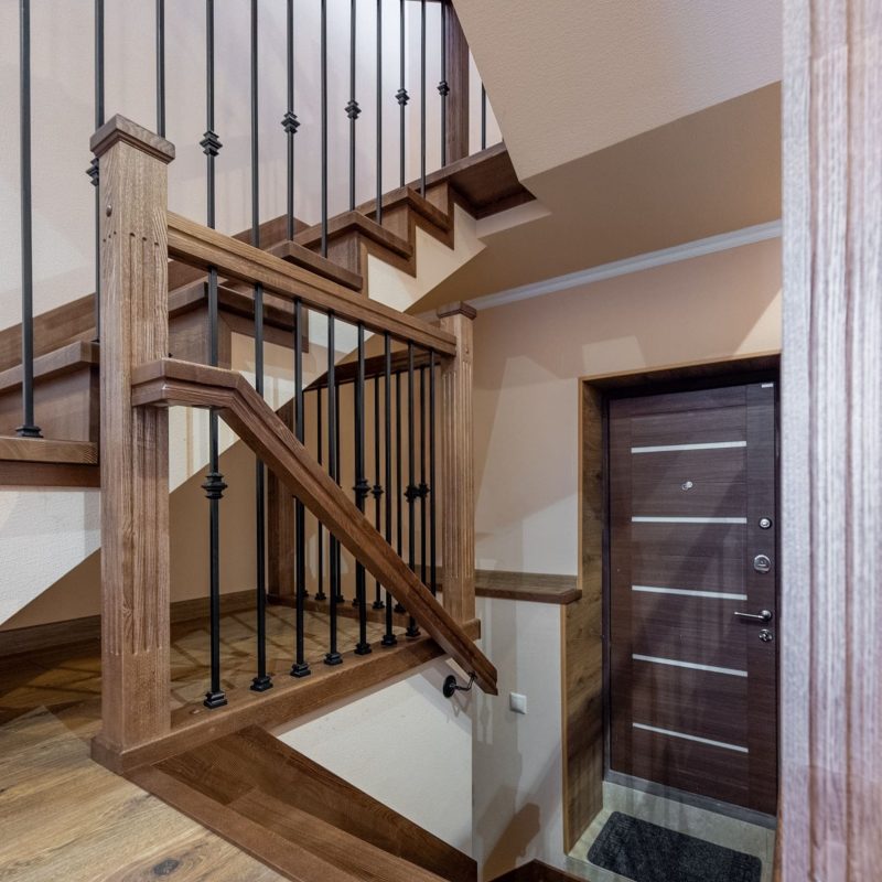 Обшивка металлокаркаса лестницы дубом с ограждением из металла