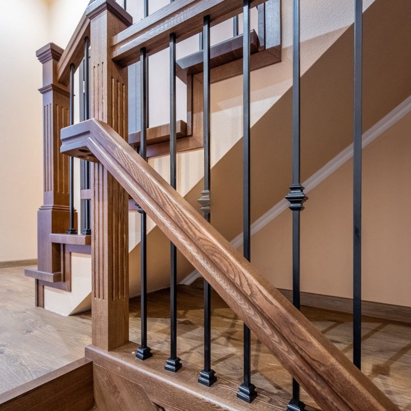 Обшивка металлокаркаса лестницы дубом с ограждением из металла