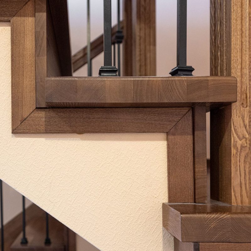 Обшивка металлокаркаса лестницы дубом с ограждением из металла