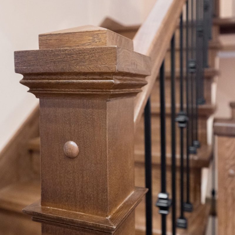 Обшивка металлокаркаса лестницы дубом с ограждением из металла