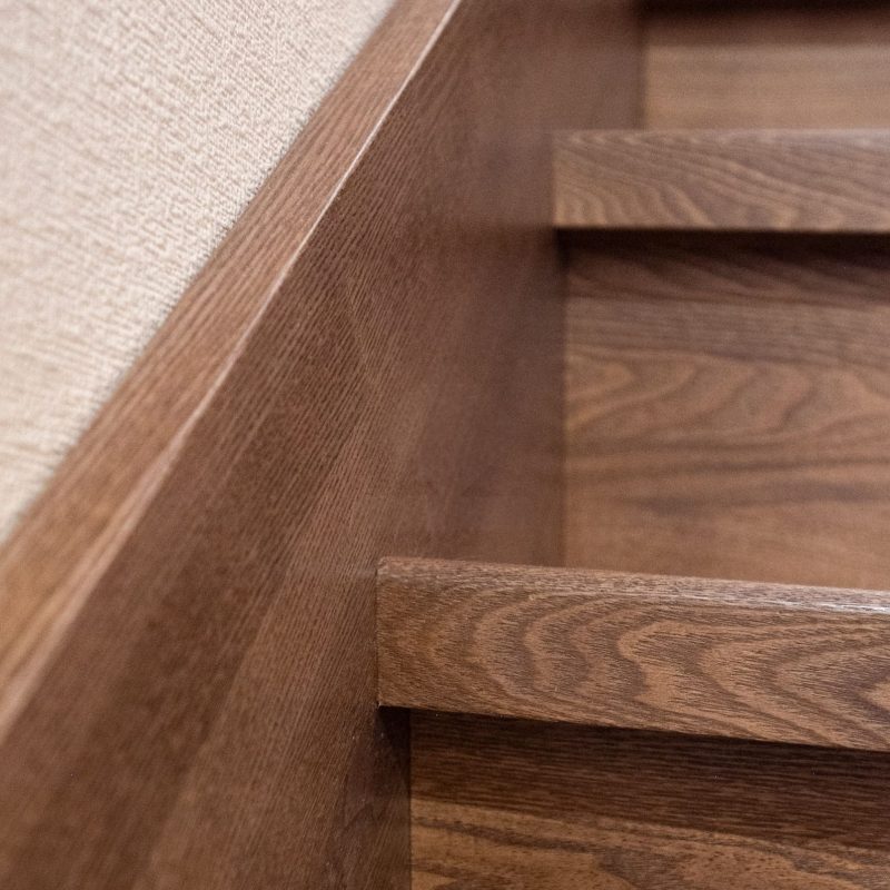 Обшивка металлокаркаса лестницы дубом с ограждением из металла