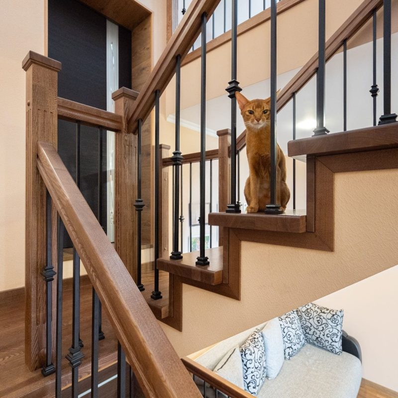 Обшивка металлокаркаса лестницы дубом с ограждением из металла