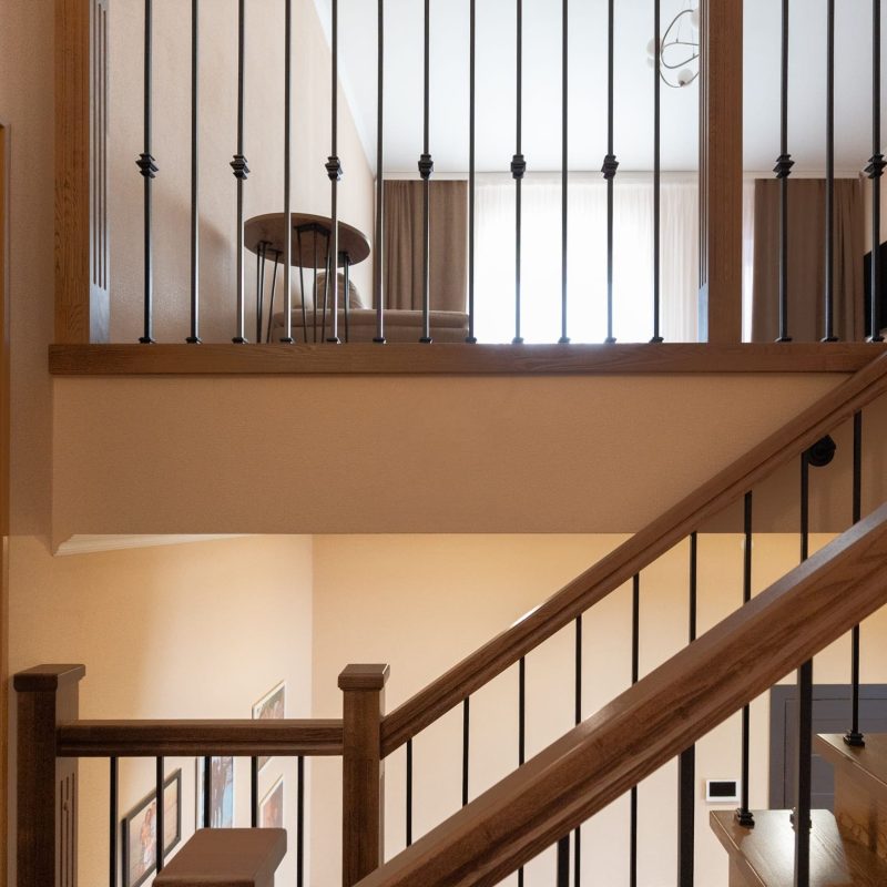 Обшивка металлокаркаса лестницы дубом с ограждением из металла