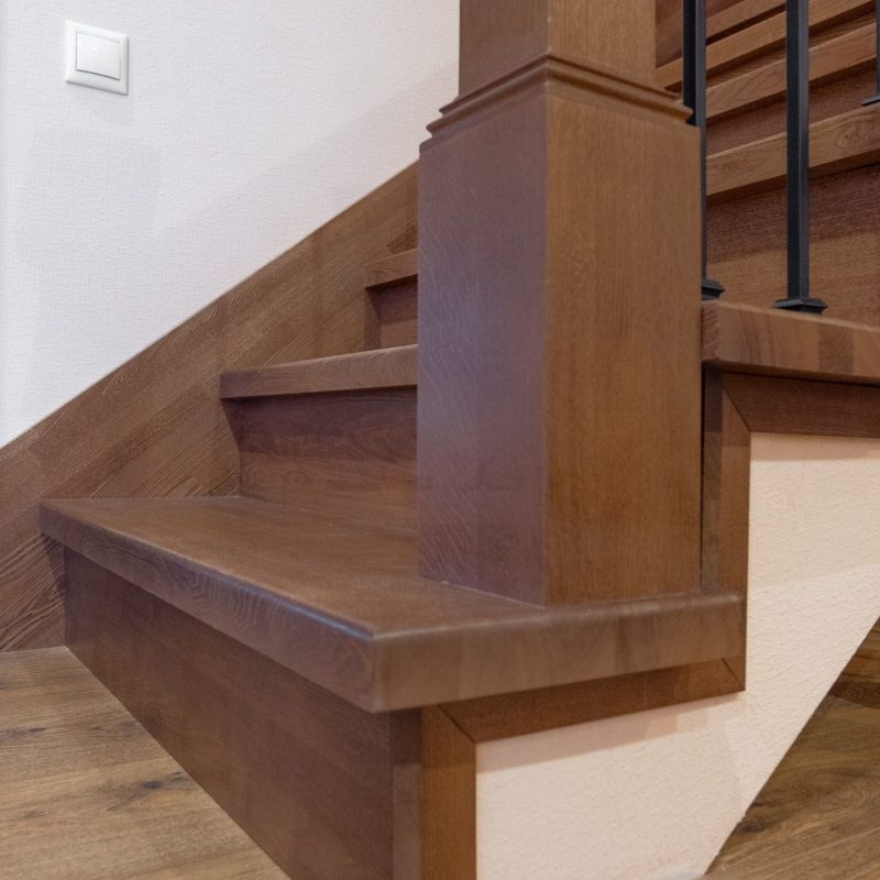 Обшивка металлокаркаса лестницы дубом с ограждением из металла
