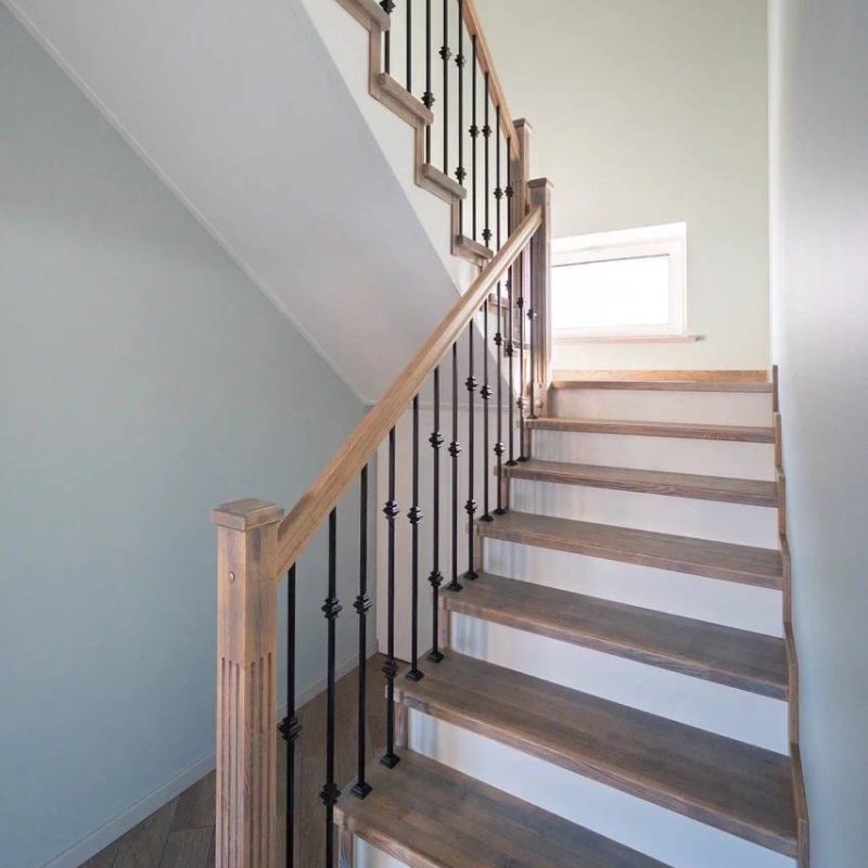 Обшивка металлокаркаса лестницы с 1 на 3 этаж ясенем с кладовкой