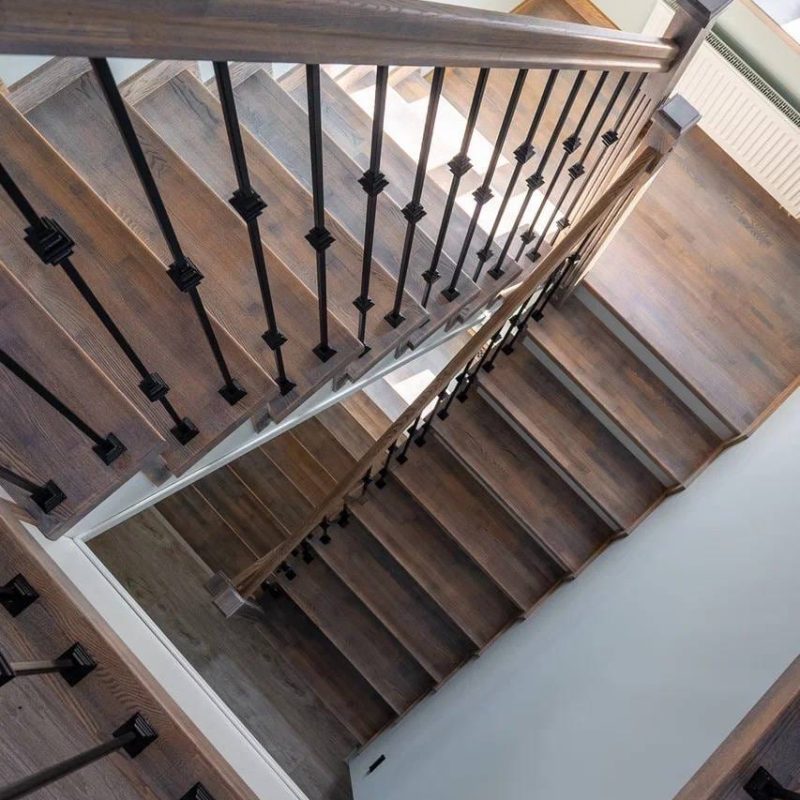 Обшивка металлокаркаса лестницы с 1 на 3 этаж ясенем с кладовкой