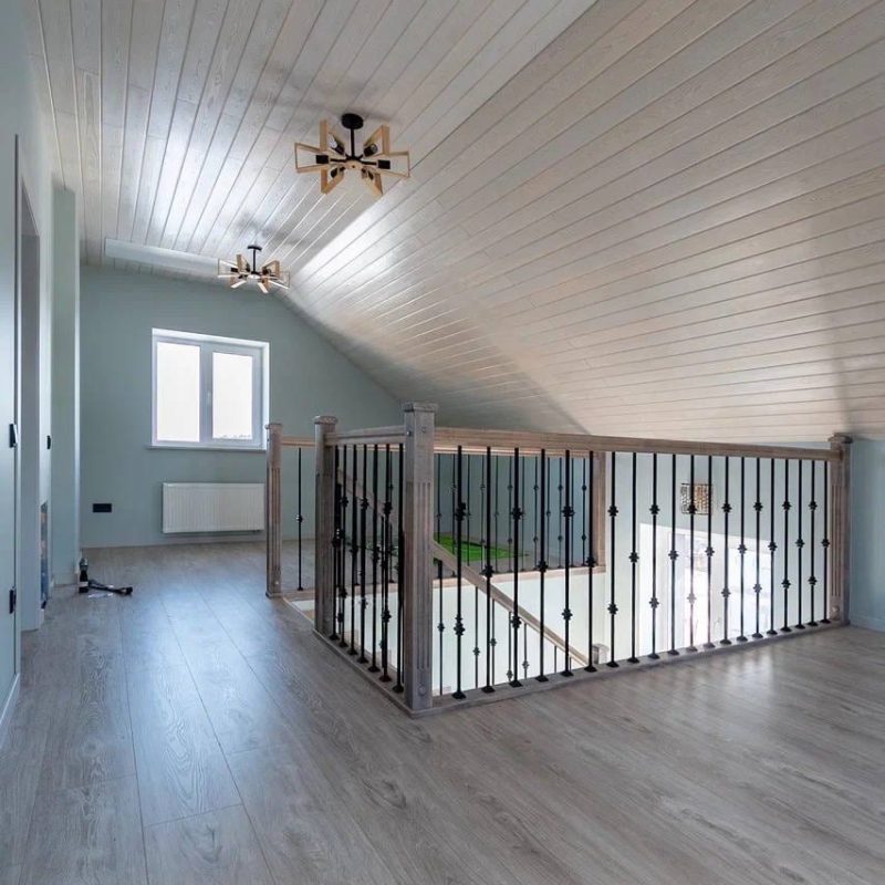 Обшивка металлокаркаса лестницы с 1 на 3 этаж ясенем с кладовкой