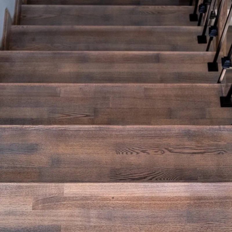 Обшивка металлокаркаса лестницы с 1 на 3 этаж ясенем с кладовкой