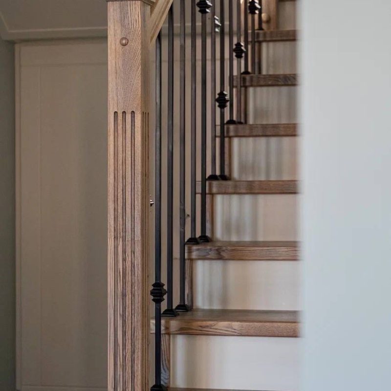 Обшивка металлокаркаса лестницы с 1 на 3 этаж ясенем с кладовкой