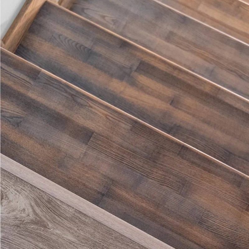 Обшивка металлокаркаса лестницы с 1 на 3 этаж ясенем с кладовкой