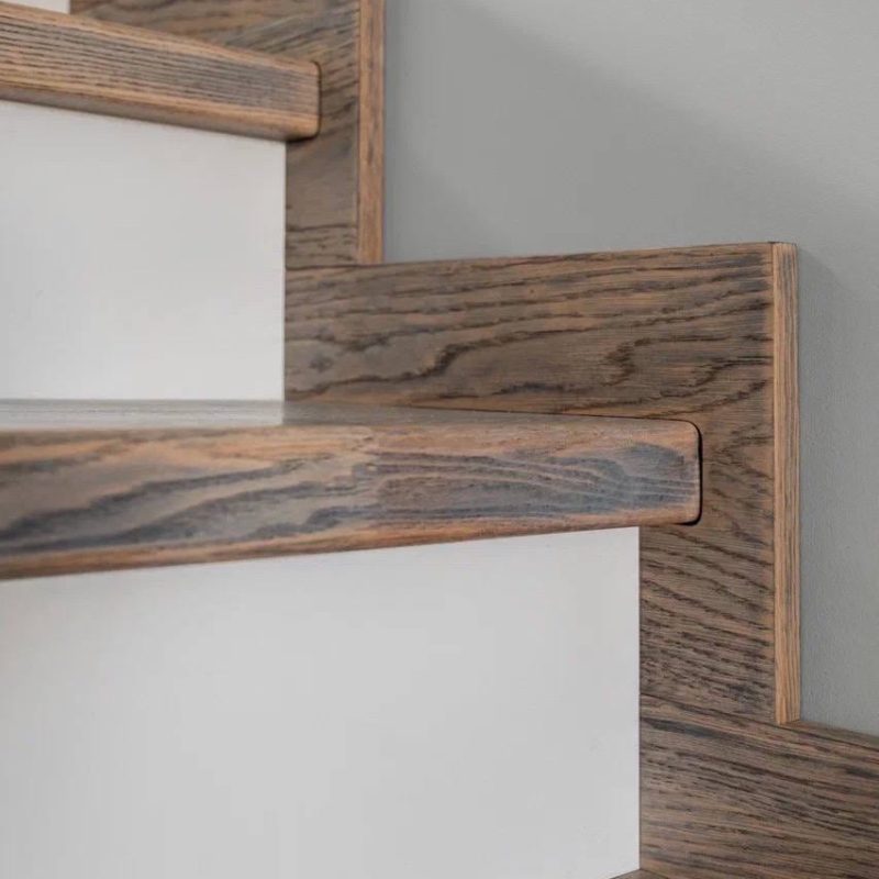 Обшивка металлокаркаса лестницы с 1 на 3 этаж ясенем с кладовкой