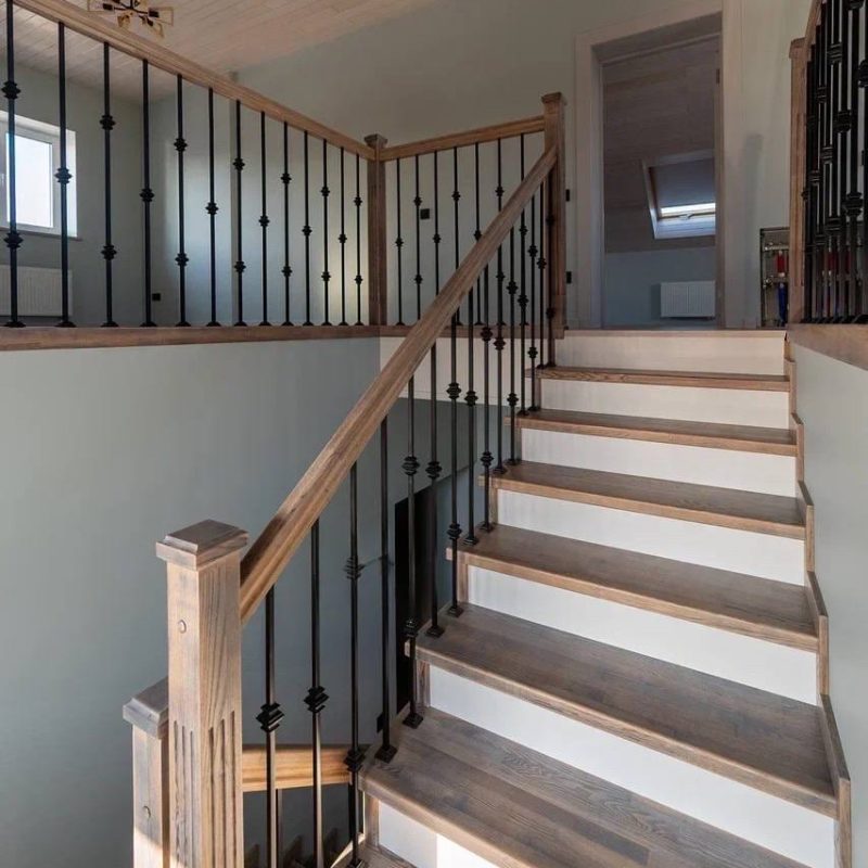 Обшивка металлокаркаса лестницы с 1 на 3 этаж ясенем с кладовкой